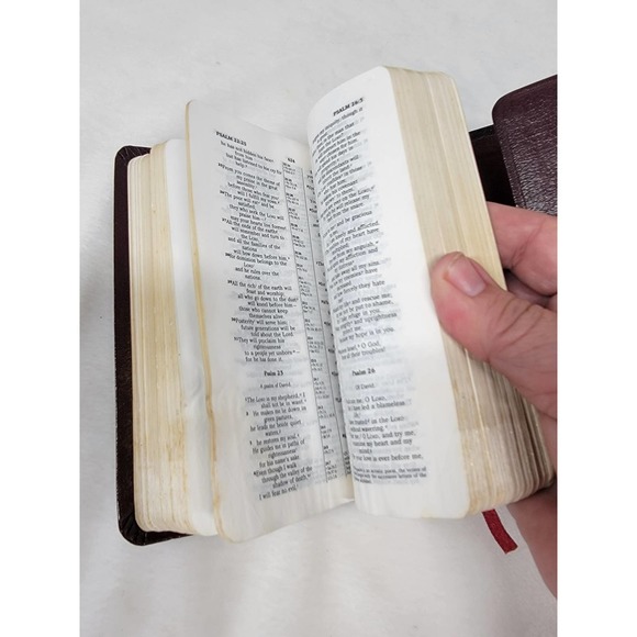 Vintage New International Version Holy Bible with Snap Closure SZ 4X6 - Picture 8 of 9
